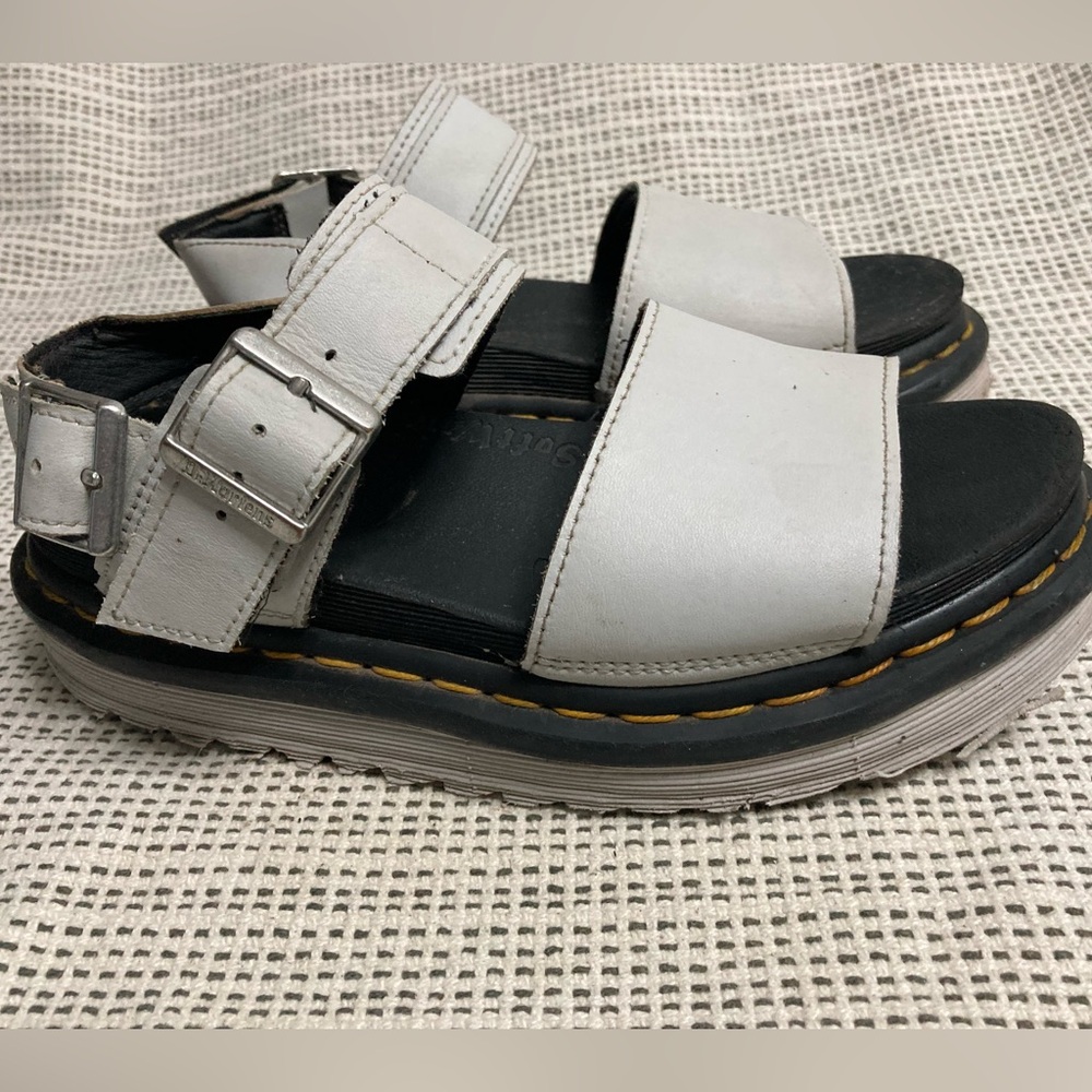 Dr.Martens
VOSS WOMEN'S LIGHT LEATHER STRAP PLATFORMS  SANDALS

good condition👍🏻